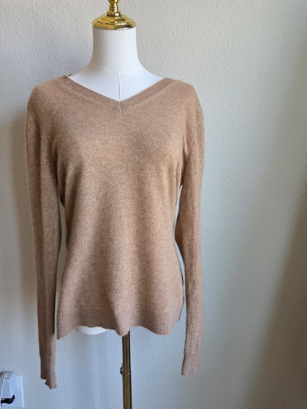 Cashmere Charter Club Luxury 100% Women's V-Neck Cashmere-Blend Sweater in Camel
